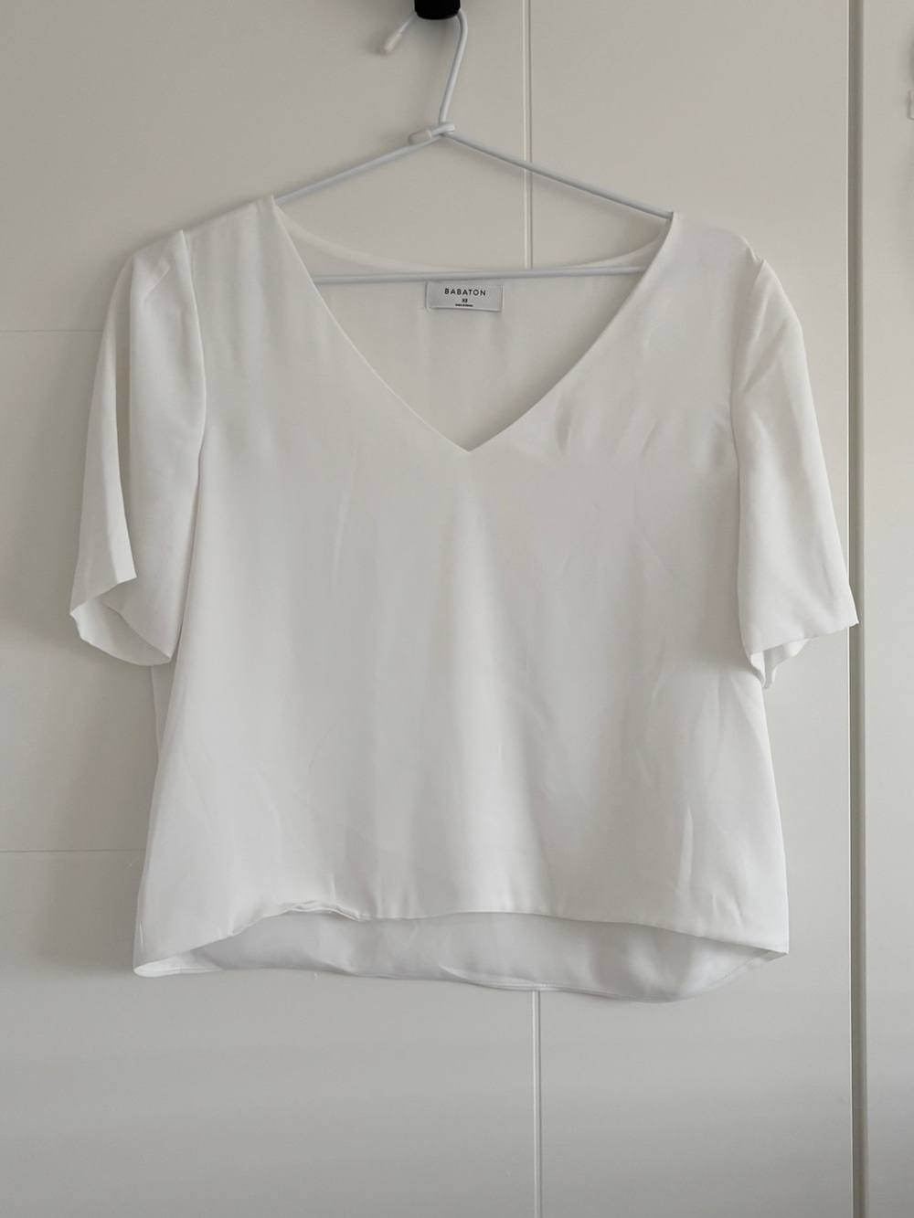 Babaton White V-Neck Short Sleeve “Randy” Blouse Size XS ARITZIA